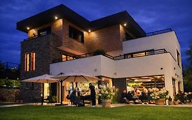 Pinot Noir Apartments & Wine Bar